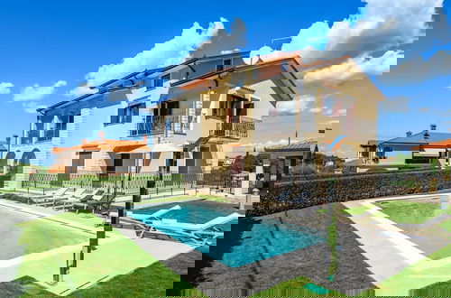 Foto 1 - Premium Apartment With Private Pool