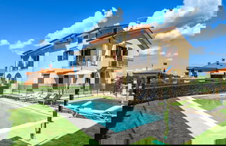 Foto 1 - Premium Apartment With Private Pool