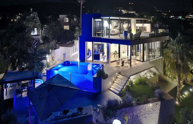 Striking Villa With Terraced Garden - Foto 1