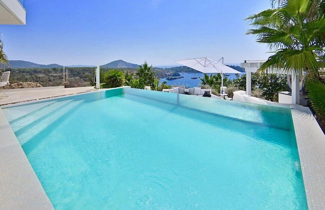 Striking Villa With Terraced Garden - Foto 25