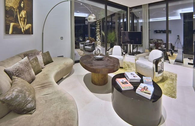 Striking Villa With Terraced Garden - Foto 13