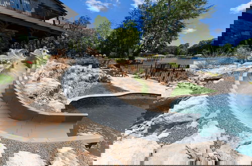 Foto 67 - Gray Fox Lodge by Avantstay Waterslide Pool Theater Sleeps 23