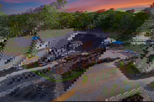 Foto 69 - Gray Fox Lodge by Avantstay Waterslide Pool Theater Sleeps 23