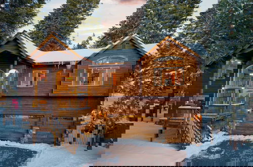 Foto 34 - Cherry Hills Spacious Tahoe Cabin With Deck, Fireplace & Open Interiors