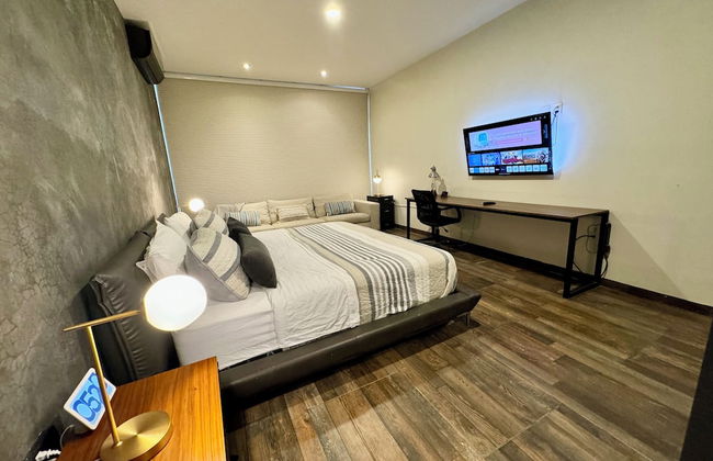 Luxurious 5-bedroom House With Air-conditioning & Private Rooftop in Juriquilla - Photo 22