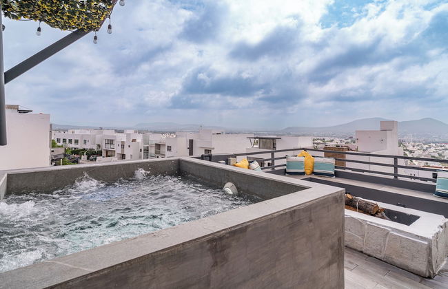 Luxurious 5-bedroom House With Air-conditioning & Private Rooftop in Juriquilla - Photo 36