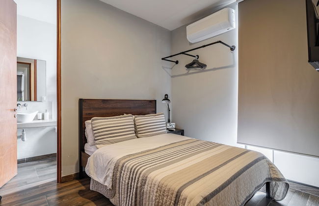 Luxurious 5-bedroom House With Air-conditioning & Private Rooftop in Juriquilla - Photo 3