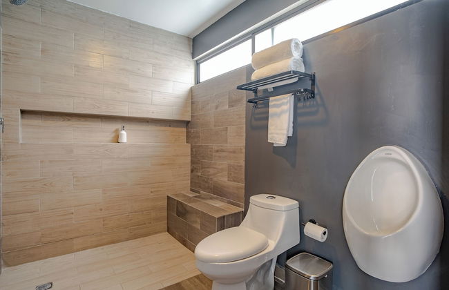 Luxurious 5-bedroom House With Air-conditioning & Private Rooftop in Juriquilla - Photo 30