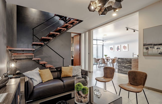 Luxurious 5-bedroom House With Air-conditioning & Private Rooftop in Juriquilla - Photo 10