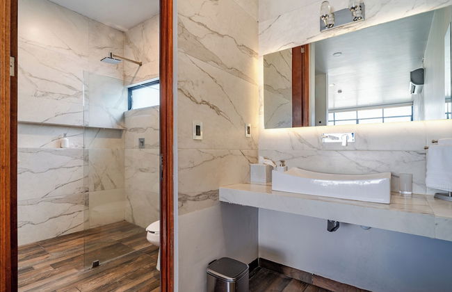 Luxurious 5-bedroom House With Air-conditioning & Private Rooftop in Juriquilla - Photo 31