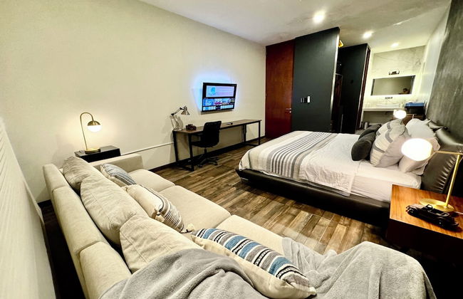 Luxurious 5-bedroom House With Air-conditioning & Private Rooftop in Juriquilla - Photo 8