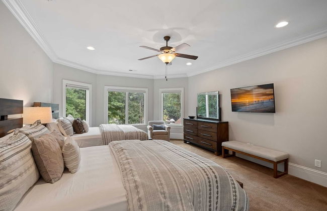 Livin' Large Lake Norman Estate w/ Pool, Dock, Game Room & Scenic Views - Foto 27