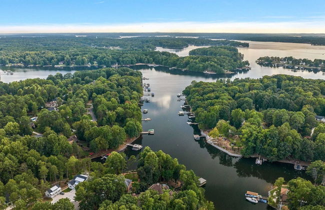 Livin' Large Lake Norman Estate w/ Pool, Dock, Game Room & Scenic Views - Foto 40