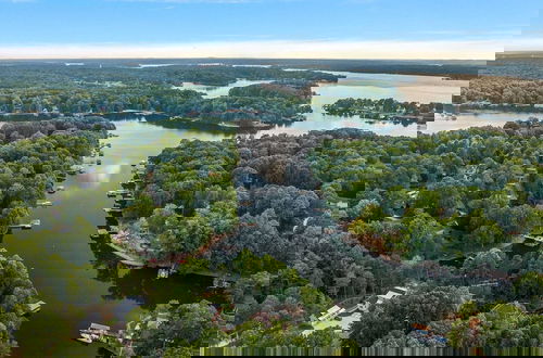 Foto 40 - Livin' Large Lake Norman Estate w/ Pool, Dock, Game Room & Scenic Views