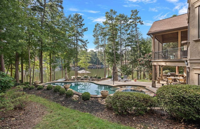 Livin' Large Lake Norman Estate w/ Pool, Dock, Game Room & Scenic Views - Foto 10