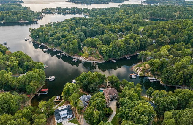 Livin' Large Lake Norman Estate w/ Pool, Dock, Game Room & Scenic Views - Foto 2