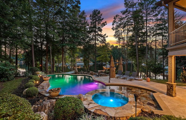 Livin' Large Lake Norman Estate w/ Pool, Dock, Game Room & Scenic Views - Foto 1