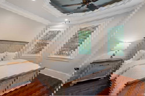Foto 4 - Livin' Large Lake Norman Estate w/ Pool, Dock, Game Room & Scenic Views