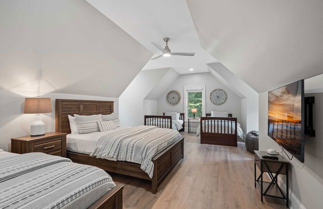 Livin' Large Lake Norman Estate w/ Pool, Dock, Game Room & Scenic Views - Foto 16