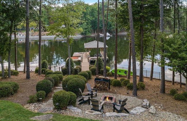 Livin' Large Lake Norman Estate w/ Pool, Dock, Game Room & Scenic Views - Foto 7