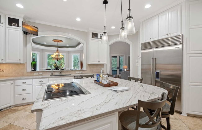 Livin' Large Lake Norman Estate w/ Pool, Dock, Game Room & Scenic Views - Foto 17