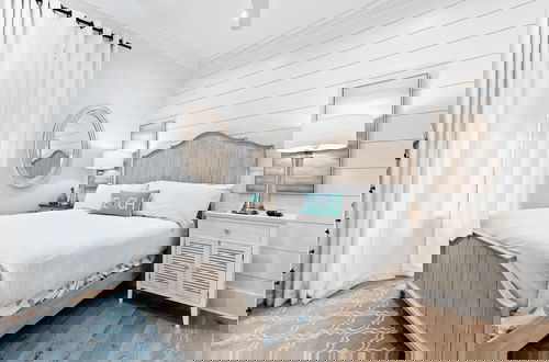 Foto 33 - Free Golfcart, Swim-up Bar, Rooftop, Sleeps 24 Our 30A Sandcastle by Avantstay