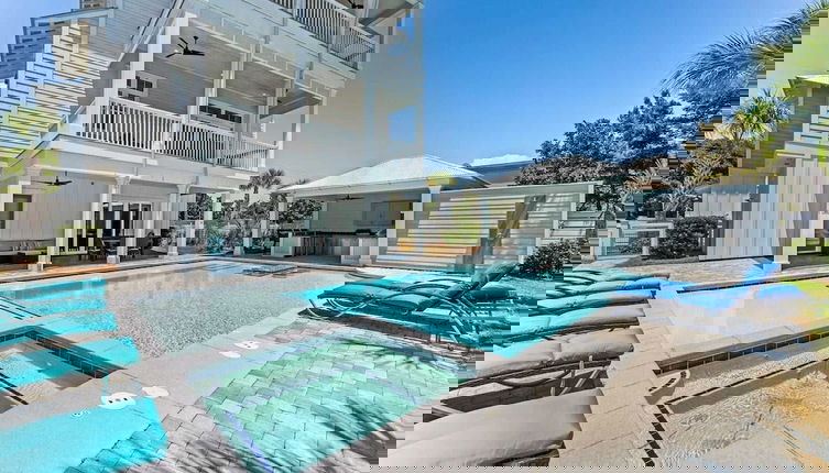 Foto 1 - Free Golfcart, Swim-up Bar, Rooftop, Sleeps 24 Our 30A Sandcastle by Avantstay