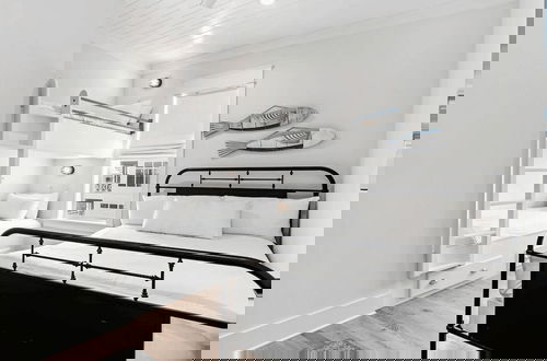 Foto 37 - Free Golfcart, Swim-up Bar, Rooftop, Sleeps 24 Our 30A Sandcastle by Avantstay
