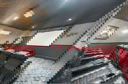 Foto 43 - 9 Bed Pool, Spa, Movie Room & Game Room! 9 Bedroom Home by RedAwning