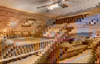 Foto 3 - Er301 - Eagle's Hideaway - Great Location! Close To All The Action! 2 Bedroom Cabin by RedAwning