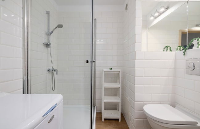 Grey Apartment in Katowice by Renters - Foto 32