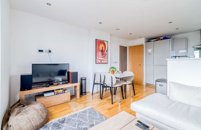 Modern Bermondsey Apartment - Photo 8