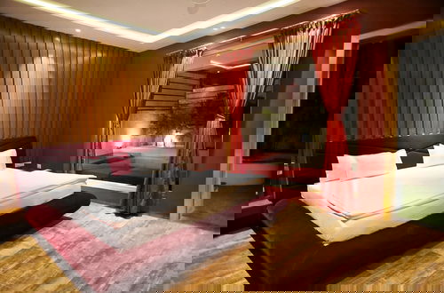 Photo 10 - Vegas Villa by Shiloh Stays