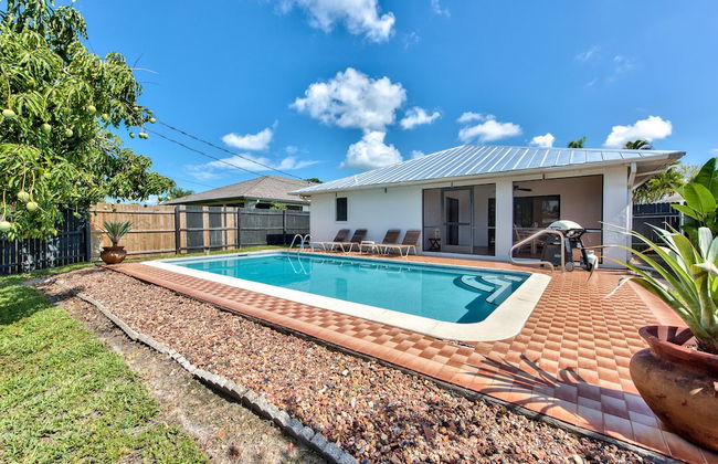 Avanti Vacation Rental, Relaxing 3-BR Retreat with Private Pool Minutes from Vanderbilt Beach and Delnor-Wiggins State Park. Enjoy Southern Exposure, BBQ Area, and Pet-Friendly Comfort - Photo 16