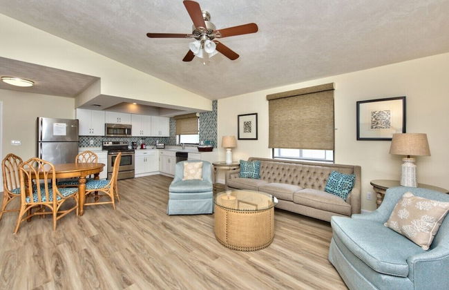 Avanti Vacation Rental, Relaxing 3-BR Retreat with Private Pool Minutes from Vanderbilt Beach and Delnor-Wiggins State Park. Enjoy Southern Exposure, BBQ Area, and Pet-Friendly Comfort - Photo 17