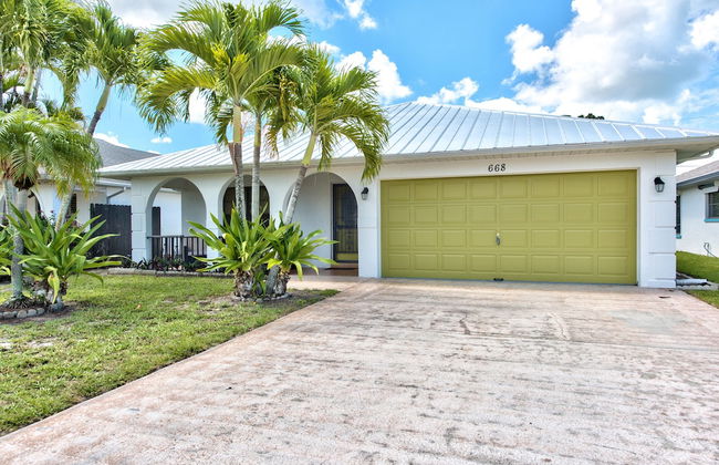 Avanti Vacation Rental, Relaxing 3-BR Retreat with Private Pool Minutes from Vanderbilt Beach and Delnor-Wiggins State Park. Enjoy Southern Exposure, BBQ Area, and Pet-Friendly Comfort - Photo 19
