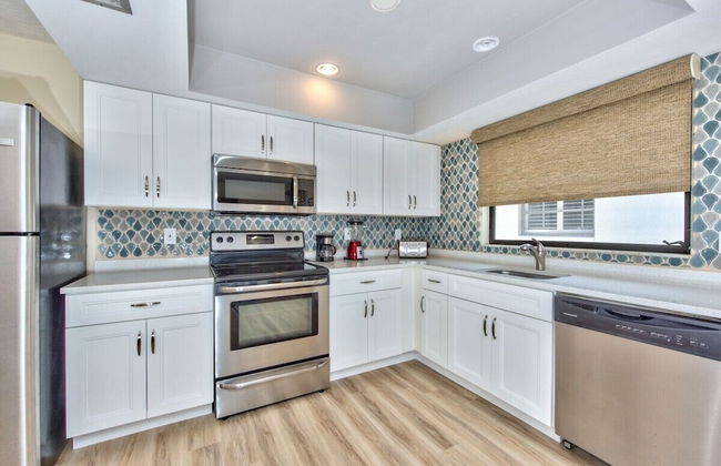 Avanti Vacation Rental, Relaxing 3-BR Retreat with Private Pool Minutes from Vanderbilt Beach and Delnor-Wiggins State Park. Enjoy Southern Exposure, BBQ Area, and Pet-Friendly Comfort - Photo 6