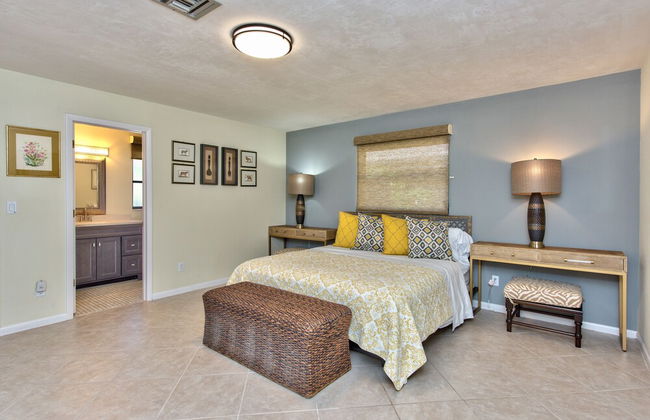 Avanti Vacation Rental, Relaxing 3-BR Retreat with Private Pool Minutes from Vanderbilt Beach and Delnor-Wiggins State Park. Enjoy Southern Exposure, BBQ Area, and Pet-Friendly Comfort - Photo 3