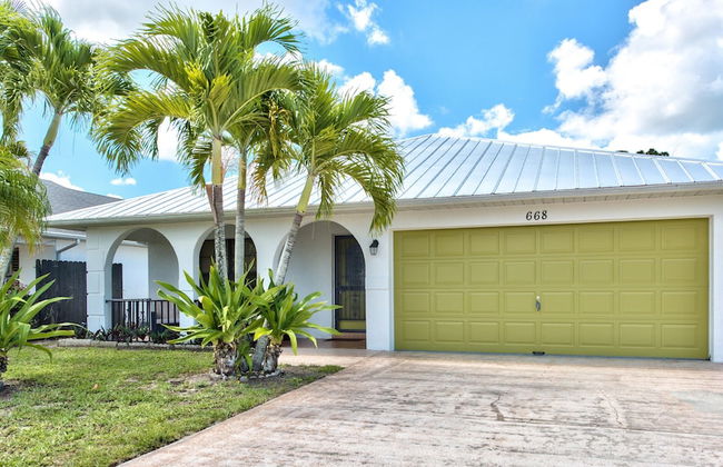 Avanti Vacation Rental, Relaxing 3-BR Retreat with Private Pool Minutes from Vanderbilt Beach and Delnor-Wiggins State Park. Enjoy Southern Exposure, BBQ Area, and Pet-Friendly Comfort - Photo 21