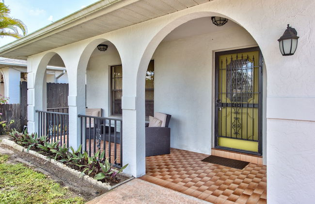 Avanti Vacation Rental, Relaxing 3-BR Retreat with Private Pool Minutes from Vanderbilt Beach and Delnor-Wiggins State Park. Enjoy Southern Exposure, BBQ Area, and Pet-Friendly Comfort - Photo 24