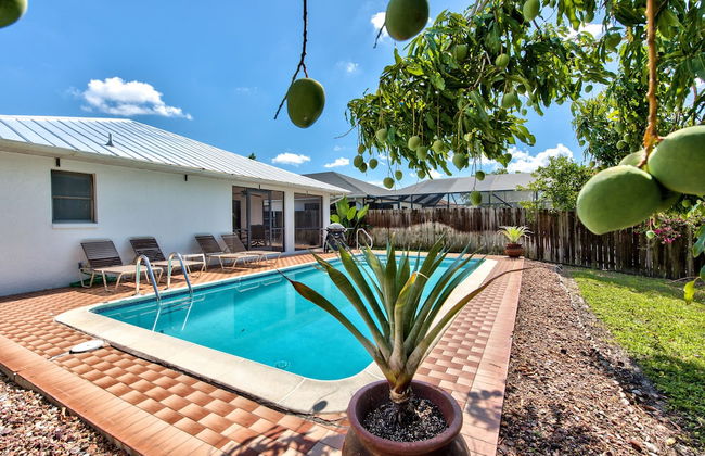 Avanti Vacation Rental, Relaxing 3-BR Retreat with Private Pool Minutes from Vanderbilt Beach and Delnor-Wiggins State Park. Enjoy Southern Exposure, BBQ Area, and Pet-Friendly Comfort - Photo 1