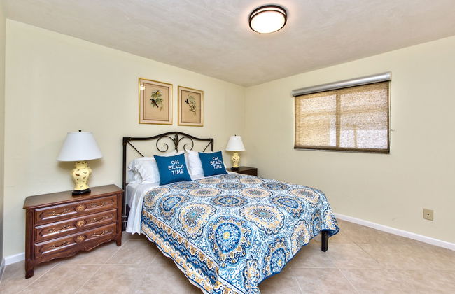Avanti Vacation Rental, Relaxing 3-BR Retreat with Private Pool Minutes from Vanderbilt Beach and Delnor-Wiggins State Park. Enjoy Southern Exposure, BBQ Area, and Pet-Friendly Comfort - Photo 4