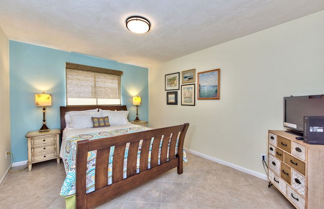 Avanti Vacation Rental, Relaxing 3-BR Retreat with Private Pool Minutes from Vanderbilt Beach and Delnor-Wiggins State Park. Enjoy Southern Exposure, BBQ Area, and Pet-Friendly Comfort - Photo 2