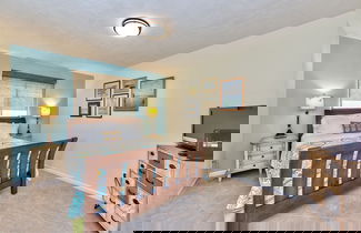 Foto 2 - Avanti Vacation Rental, Relaxing 3-BR Retreat with Private Pool Minutes from Vanderbilt Beach and Delnor-Wiggins State Park. Enjoy Southern Exposure, BBQ Area, and Pet-Friendly Comfort