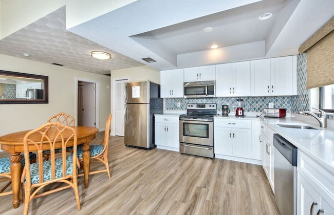Avanti Vacation Rental, Relaxing 3-BR Retreat with Private Pool Minutes from Vanderbilt Beach and Delnor-Wiggins State Park. Enjoy Southern Exposure, BBQ Area, and Pet-Friendly Comfort - Photo 5