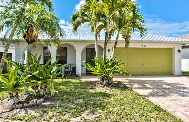Avanti Vacation Rental, Relaxing 3-BR Retreat with Private Pool Minutes from Vanderbilt Beach and Delnor-Wiggins State Park. Enjoy Southern Exposure, BBQ Area, and Pet-Friendly Comfort - Photo 18