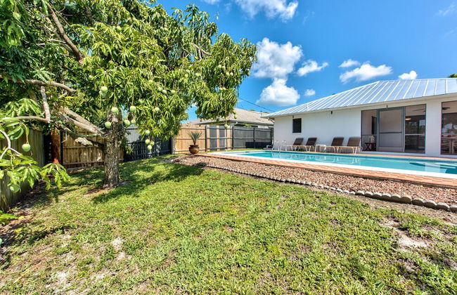 Avanti Vacation Rental, Relaxing 3-BR Retreat with Private Pool Minutes from Vanderbilt Beach and Delnor-Wiggins State Park. Enjoy Southern Exposure, BBQ Area, and Pet-Friendly Comfort - Photo 23