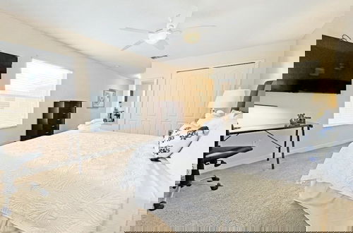 Foto 4 - Banana Palm Paradise 5 Bedroom Home by RedAwning