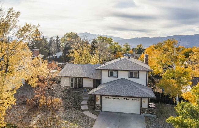 4BR Central Location & Near Parks! - Foto 1