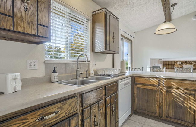 4BR Central Location & Near Parks! - Foto 16